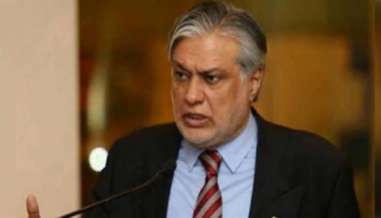 وزیر خزانہ اسحاق ڈار صحافیوں کے تندوتیز سوالات پر غصے میں آگئے