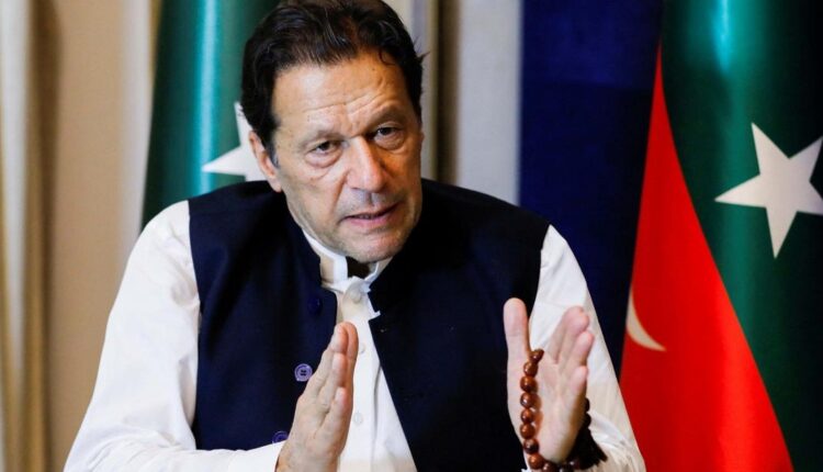 عمران خان پس پردہ اسٹیبلشمنٹ کے ساتھ تعلقات ٹھیک کرنے کے لیے ہر ممکن کوشش میں لگے ہوئے ہیں