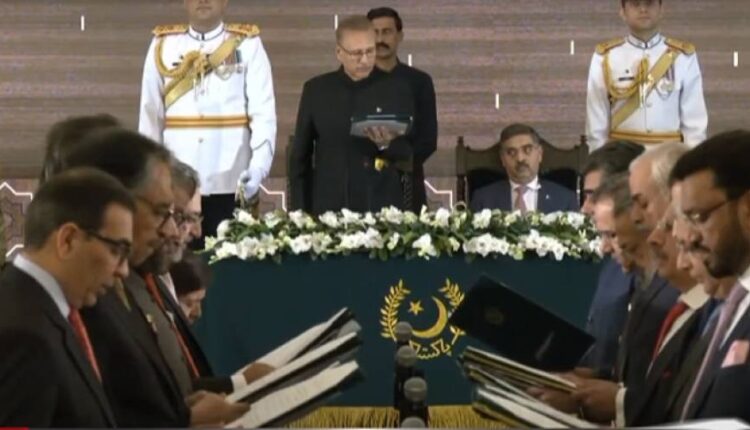 18رکنی نگران وفاقی کابینہ کا اعلان ، صدر عارف علوی نے کابینہ اراکین سے حلف لیا