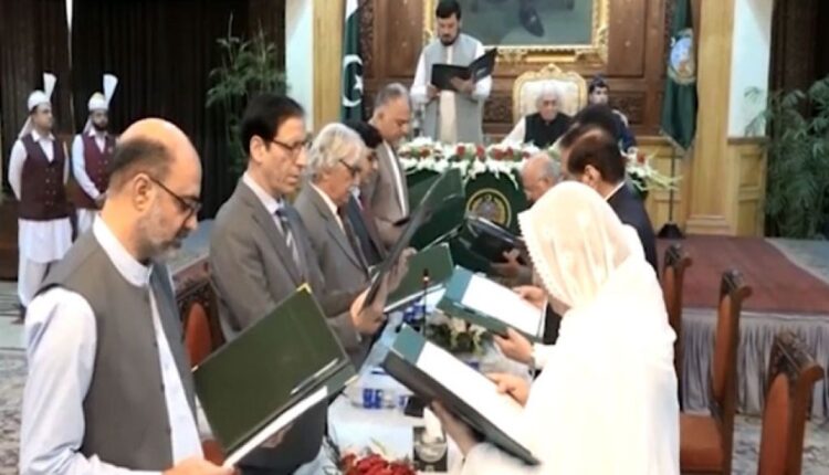 خیبر پختونخوا: نگراں کابینہ میں 9 وزراء نے عہدے کا حلف اٹھالیا