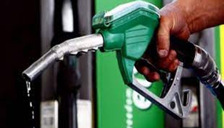 عوام کے لیے پھر پٹرول بم تیار، 15 روپے لیٹر اضافے کا امکان