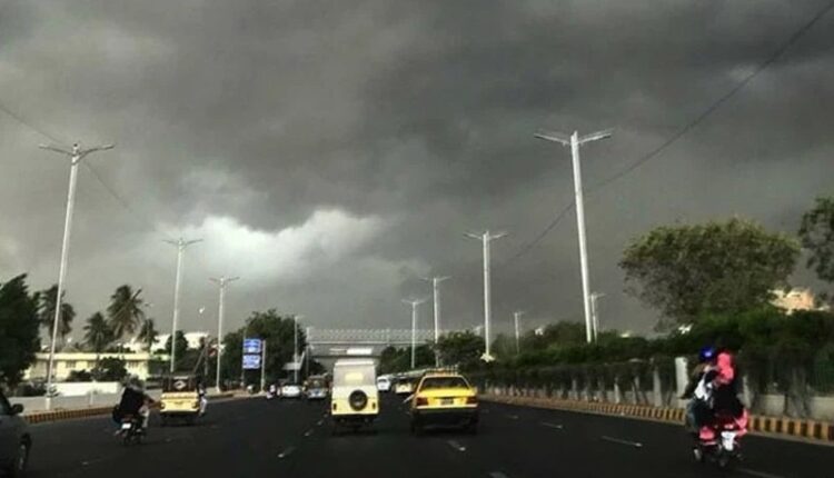 اسلام آباد، راولپنڈی میں طوفانی بارش سے کئی درخت اکھڑ گئے، 177 فیڈرز ٹرپ