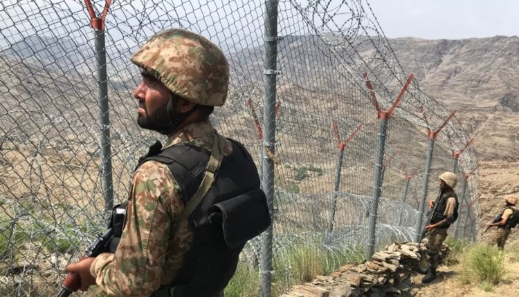 پاک افغان سرحدوں پر پاک فوج دو چوکیوں پر دہشت گردوں کا حملہ جوابی کارروائی میں 12دہشت گرد ہلاک متعدد زخمی