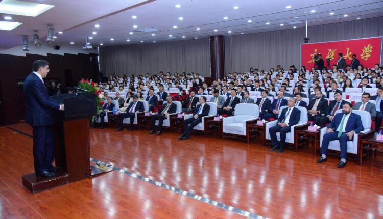 وزیراعظم کا دورہ چین کے دوران سنکیانگ کے خود مختار علاقے ارومچی میں سنکیانگ یونیورسٹی کا دورہ