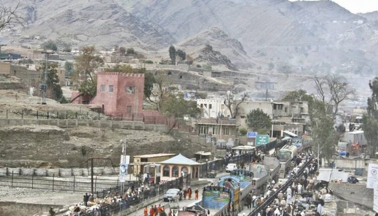 خیبرپختونخوا: 90 ہزار سے زائد افغان مہاجرین کی طورخم بارڈر سے واپسی ہوگئی