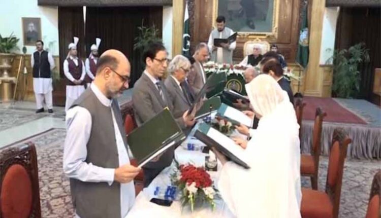گورنرہاوٴس پشاور میں نگران صوبائی کابینہ کی تقریب حلف برداری