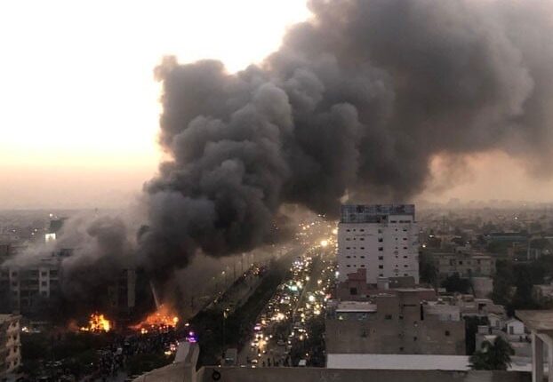عائشہ منزل پر فرنیچر کی دکانوں میں آتشزدگی، 3 افراد جاں بحق