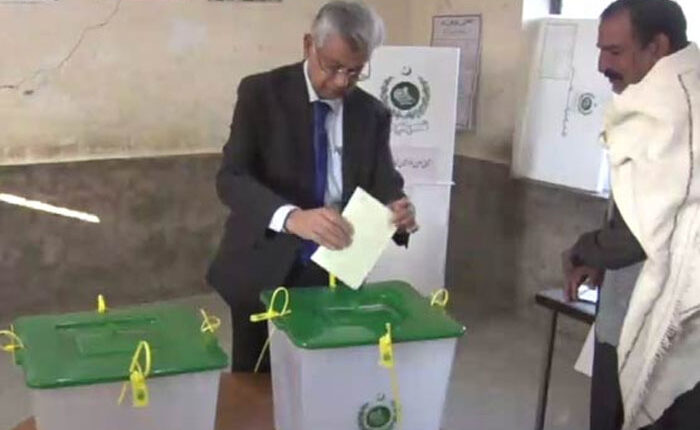 نگران وفاقی وزیر اطلاعات مرتضی سولنگی نے بھی ووٹ کاسٹ کر دیا
