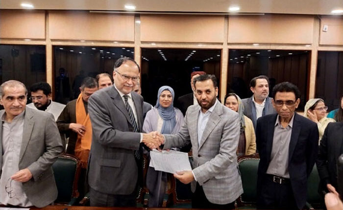پاکستان مسلم لیگ (ن) اور ایم کیو ایم کے درمیان تین نکات پر مشتمل معاہدہ طے پا گیا،دستخط بھی کردیئے گئے