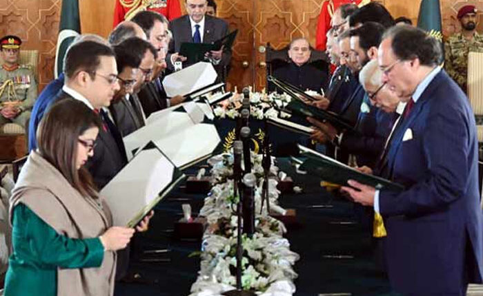 19 رکنی وفاقی کابینہ نے حلف اٹھا لیا،صدر آصف علی زرداری نے حلف لیا