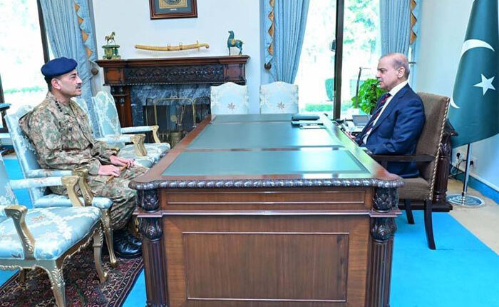 آرمی چیف جنرل عاصم منیر کی وزیراعظم کی ملاقات ، دورہ سعودی عرب پر اعتماد میں لیا