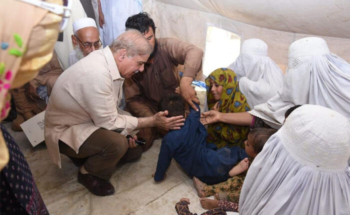 وزیراعظم شہباز شریف خیبرپختونخوا میں سیلاب متاثرہ علاقوں میں پہنچ گئے ،جاں بحق ہونے والوں کے لواحقین میں بیس لاکھ اور ز خمیوں کے لئے پانچ لاکھ فی کس کے امدای چیکس تقسیم کئے