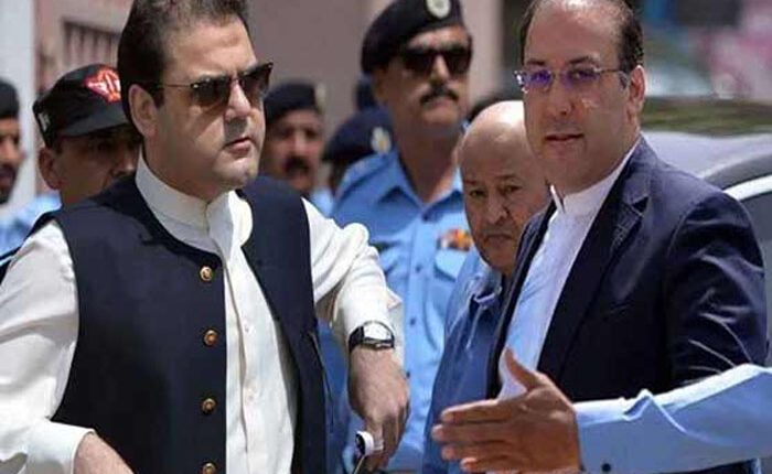 احتساب عدالت نے نواز شریف کے صاحبزادوں کے دائمی وارنٹ گرفتاری معطل کرنے کی درخواستوں پر فیصلہ محفوظ کر لیا