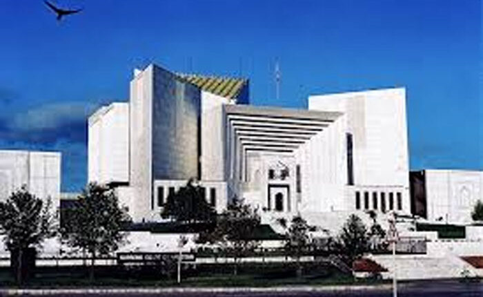 سپریم کورٹ کا رینجرز ہیڈ کوارٹر، گورنر ہاوٴس اور سی ایم ہاوٴس سمیت تمام سرکاری اور نجی عمارتوں کے باہر سے رکاوٹیں ہٹانے کا حکم