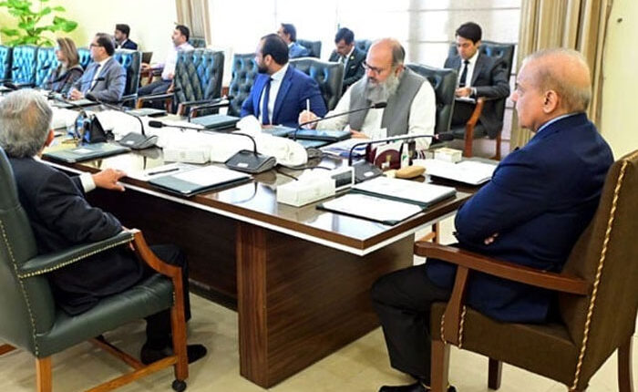 سرمایہ کاروں کو ہر ممکنہ سہولت فراہم کی جائے گی، وفاقی وزارتوں میں سرمایہ کاری کے حوالے سے جدت اور تحقیق کے لئے خصوصی سیلز قائم کئے جائیں گے،وزیراعظم کا اجلاس سے خطاب
