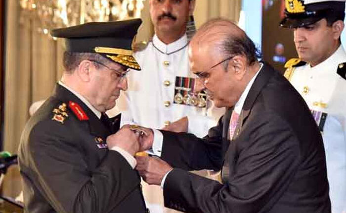 صدر مملکت نے ترک بری افواج کے کمانڈر کو نشان امتیاز( ملٹری )کا اعزاز عطاء کردیا