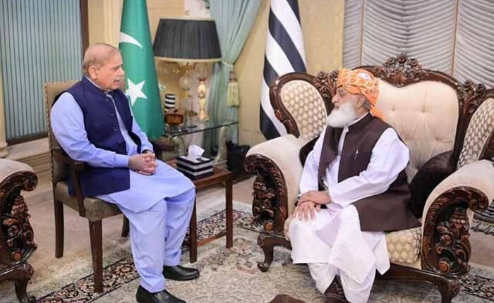 وزیرا عظم کی مولانا فضل الرحمن سے انکی رہائش گاہ پر ملاقات