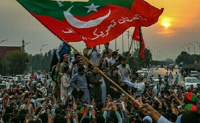 بانی پی ٹی ائی کی رہائی کے حوالے سے اسلام آباد پریس کلب کے باہر پی ٹی ائی کا احتجاجی مظاہرہ