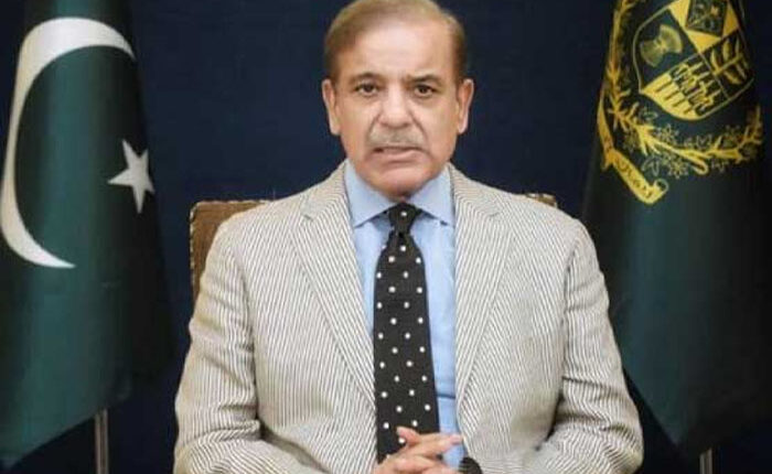 آج پاکستان کو تقسیم نہیں یکجہتی کی ضرورت ہے، میں اور آ رمی چیف یک جان دو قالب ہو کر ملک و قوم کی خدمت میں مصروف ہیں، وزیر اعظم