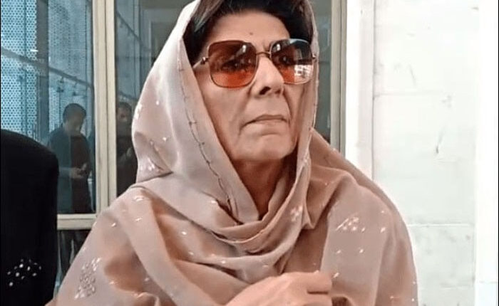 احتجاج بند کردیا تو یہ لوگ عمران خان کو فوجی جیل میں ڈال دینگے،علیمہ خان