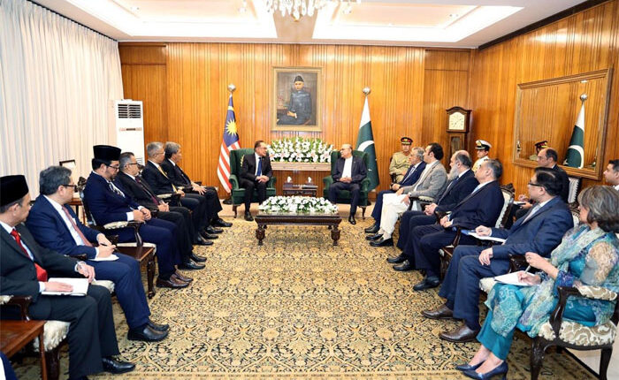 صدر مملکت ا?صف علی زرداری نے ملائیشیا کے وزیراعظم انور ابراہیم کو نشان پاکستان سے نوازدیا